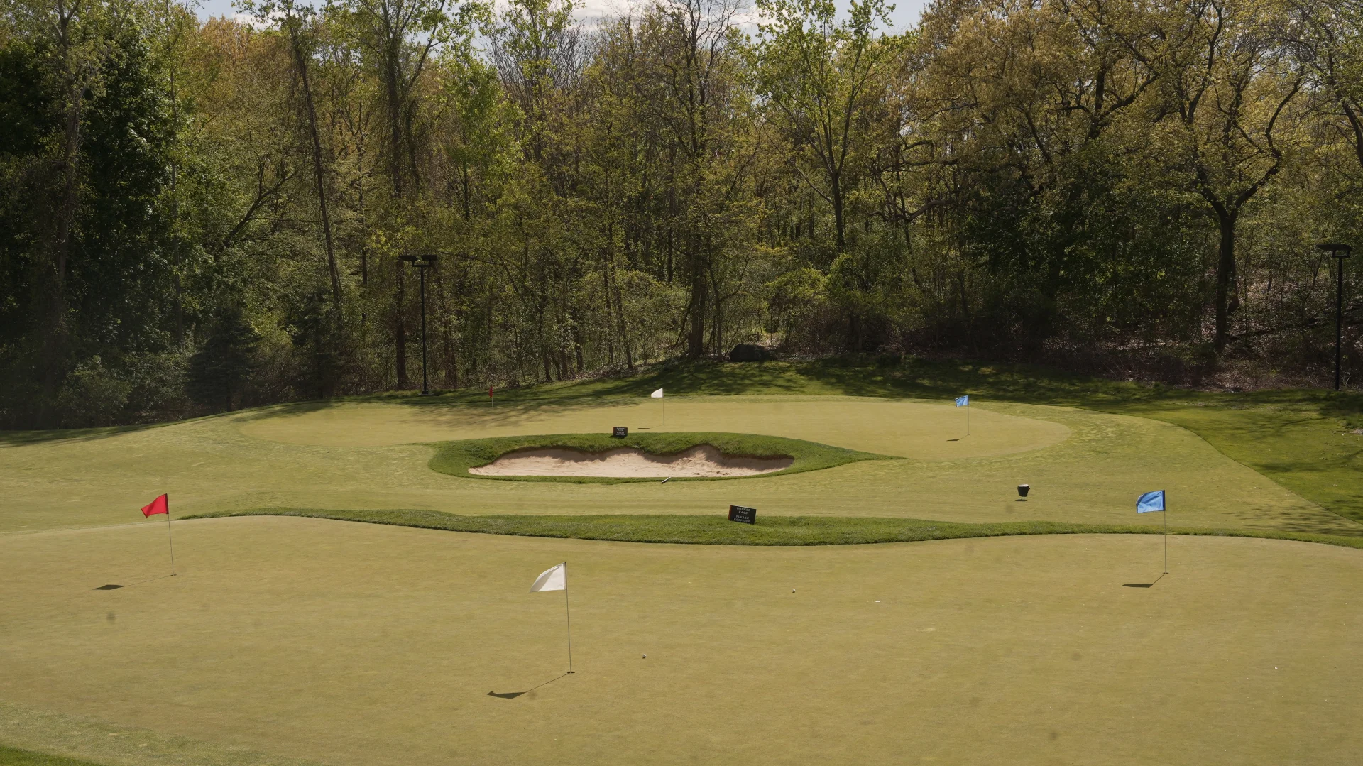 Practice putting green with bunker at KOHR Golf